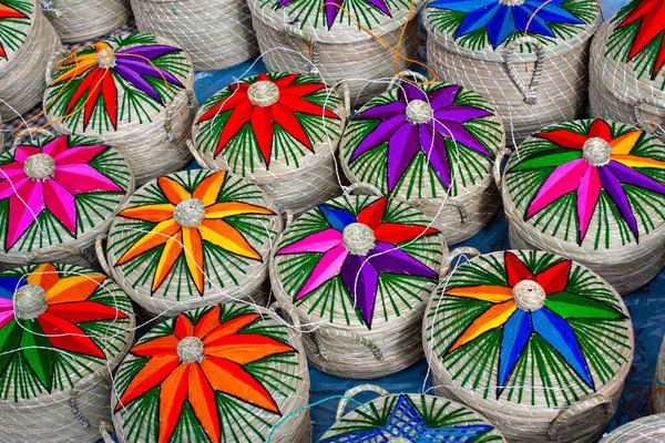 Pazar günü Antigua Guatemala 'da pazarda geleneksel Maya süsü bulunan saman kutuları