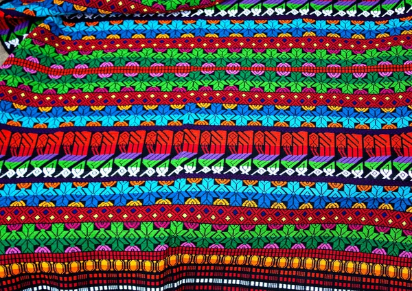 Piyasada satılık renkli ve heykelcikli geleneksel Maya tekstili Antigua Guatemala