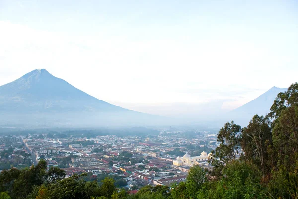 Antigua Vadisi Şehir Agua Yanardağı Sabah Sisinde Antigua Guatemala Telifsiz Stok Fotoğraflar