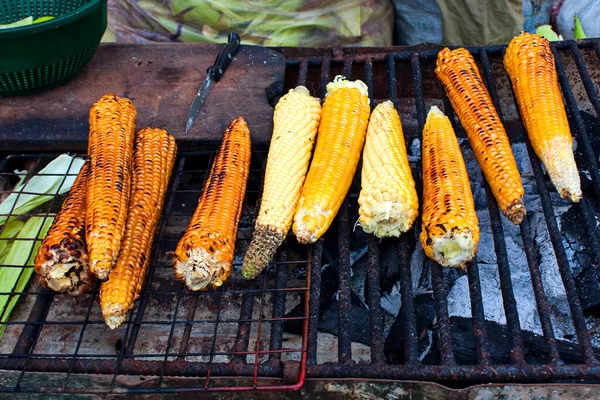 販売のための市場の木炭の上のグリルのトウモロコシの耳 アンティグア グアテマラ ロイヤリティフリーのストック画像