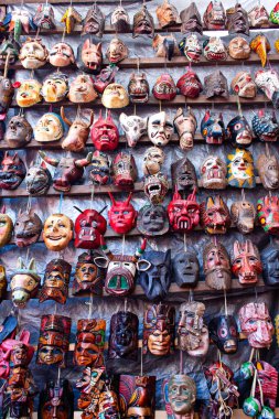 Hafta sonu pazarında satılık farklı etnik maskeler, Antigua Guatemala
