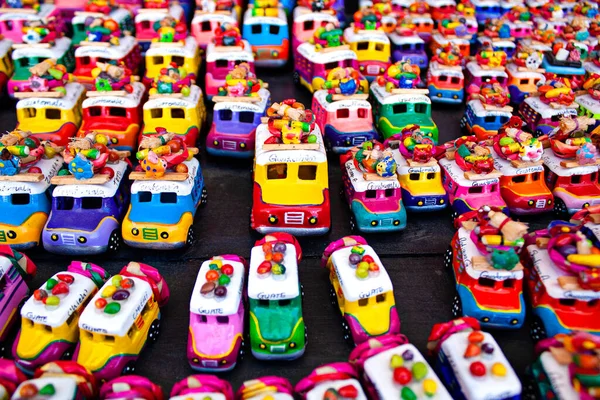 市場の屋台でおもちゃの手作りのカラフルな車 Chichicastenango グアテマラ — ストック写真