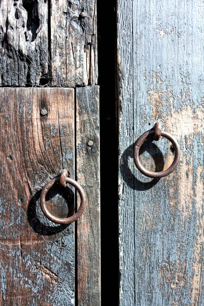 Vintage Deur Handgrepen Oud Hout Zonlicht Antigua Guatemala — Stockfoto