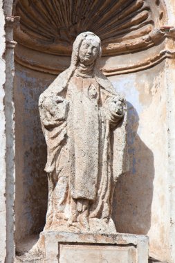 Antigua Guatemala 'da harabe bir kilisede bir rahibenin eskimiş heykeli.