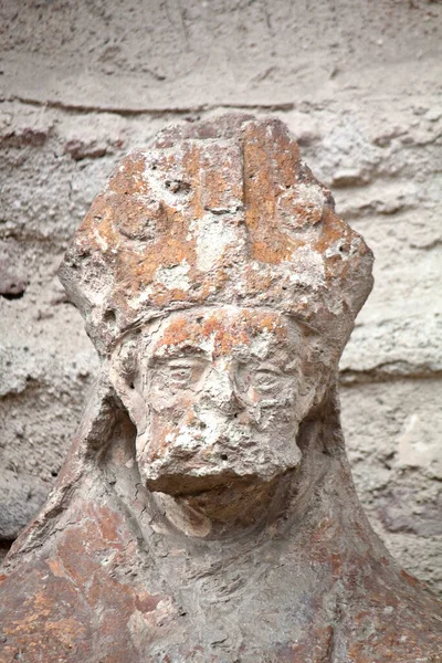 Глава Разрушенной Статуи Священника Рядом Церковной Стеной Антигуа Гватемала — стоковое фото