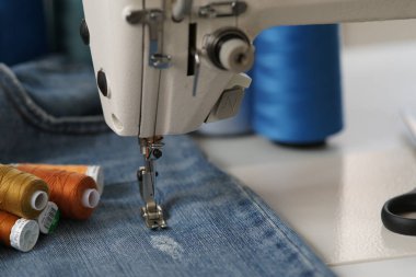 dikiş makinesi ve kot bir delik, dikiş iplik