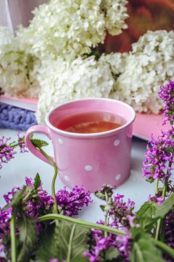 Bir fincan çay çiçeği buketi sabahı
