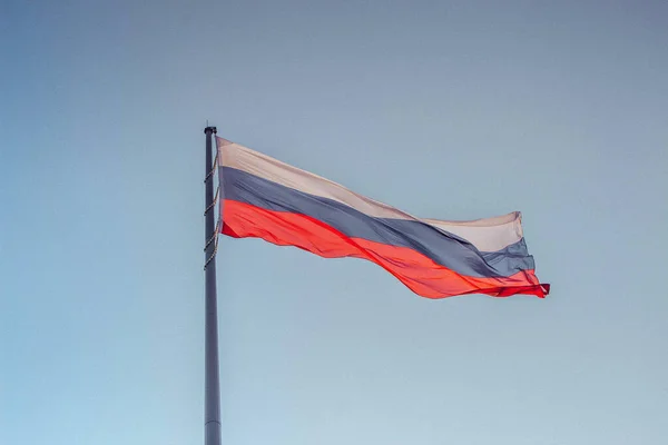 Drapeau Russe Flotte Dans Vent Contre Ciel Bleu — Photo