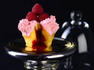 ev yapımı ahududu coulis ile fincan kek