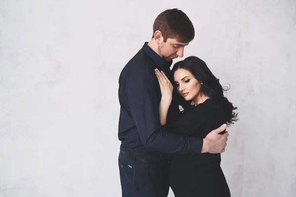 Gravidez Conceito Pessoas Homem Feliz Abraçando Sua Bela Esposa Grávida — Fotografia de Stock