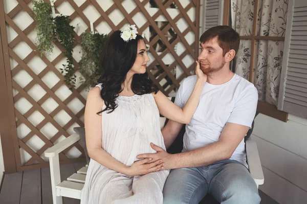 Terhesség Emberek Koncepciója Boldog Férfi Ölelgeti Gyönyörű Terhes Feleségét Otthon — Stock Fotó