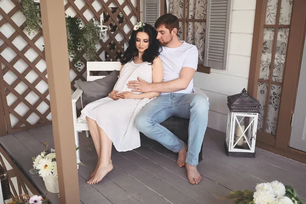 Gravidez Conceito Pessoas Homem Feliz Abraçando Sua Bela Esposa Grávida — Fotografia de Stock