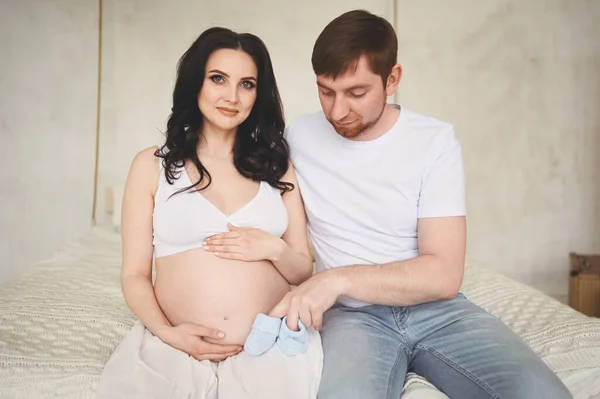 Embarazo Concepto Gente Hombre Feliz Abrazando Hermosa Esposa Embarazada Casa — Foto de Stock