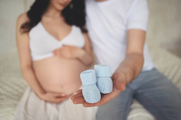 Zwangerschap Mensen Concept Gelukkige Man Knuffelen Zijn Mooie Zwangere Vrouw — Stockfoto