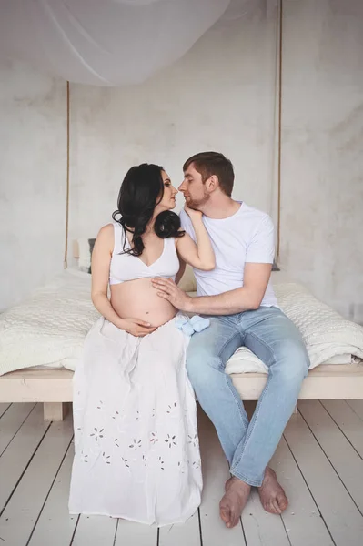 Gravidez Conceito Pessoas Homem Feliz Abraçando Sua Bela Esposa Grávida — Fotografia de Stock