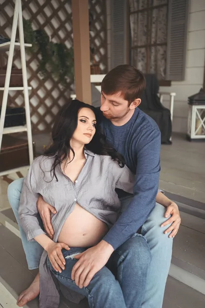 Gravidez Conceito Pessoas Homem Feliz Abraçando Sua Bela Esposa Grávida — Fotografia de Stock