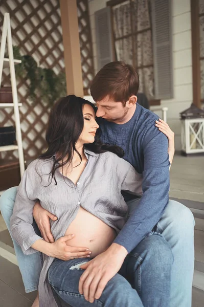 Embarazo Concepto Gente Hombre Feliz Abrazando Hermosa Esposa Embarazada Casa — Foto de Stock