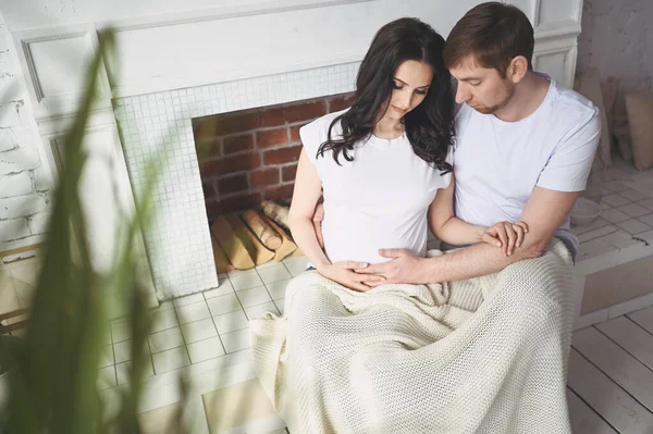 Embarazo Concepto Gente Hombre Feliz Abrazando Hermosa Esposa Embarazada Casa — Foto de Stock