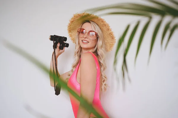 Junge Sexy Lächelnde Glückliche Blondine Rosa Badeanzug Strohhut Sonnenbrille Aufgeregt — Stockfoto