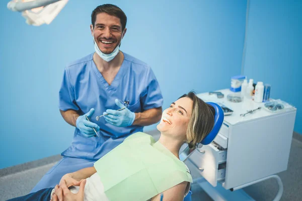 Tandarts Onderzoekt Tanden Van Een Patiënt Met Behulp Van Tandheelkundige — Stockfoto