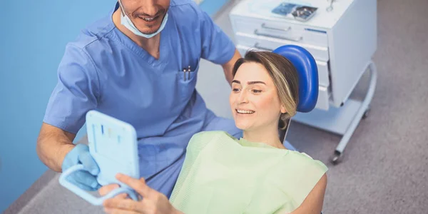 Dentiste Montre Patient Les Résultats Traitement Avec Miroir Examinant Les — Photo