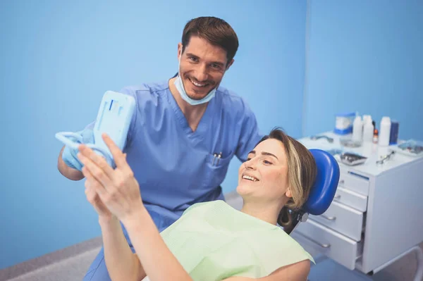 Dentista Mostra Paciente Resultados Tratamento Com Espelho Examinando Dentes Com — Fotografia de Stock
