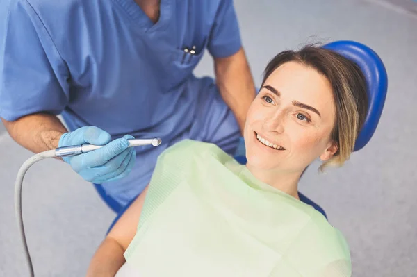 Zubař Vyšetřuje Zuby Pacienta Pomocí Zubního Vybavení Zubní Ordinaci Koncepce — Stock fotografie