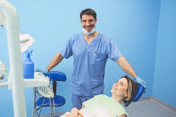 Dentysta Badający Zęby Pacjenta Przy Użyciu Sprzętu Dentystycznego Gabinecie Stomatologicznym — Zdjęcie stockowe