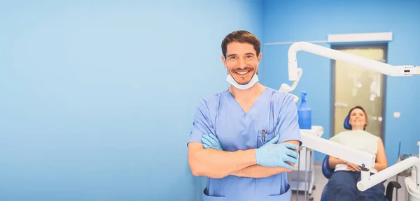 Mladý Usmívající Pohledný Mužský Lékař Modré Lékařské Uniformě Jednorázová Lékařská — Stock fotografie
