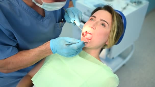 Dentista Examinando Los Dientes Paciente Usando Cuchara Impresión Equipo Dental — Vídeo de stock