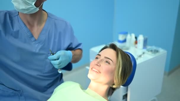 Dentista Examinando Los Dientes Paciente Usando Cuchara Impresión Equipo Dental — Vídeo de stock