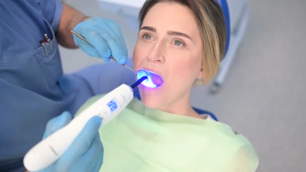 Médico Dentista Que Utiliza Equipos Ligeros Curado Dental Para Llenado — Vídeo de stock