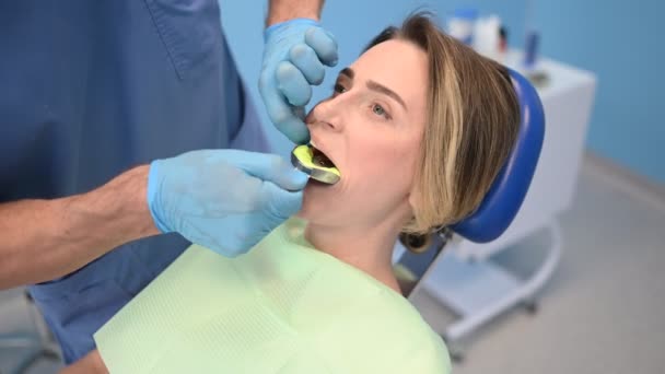 Dentista Hace Molde Silicona Los Dientes Del Paciente Usando Una — Vídeo de stock