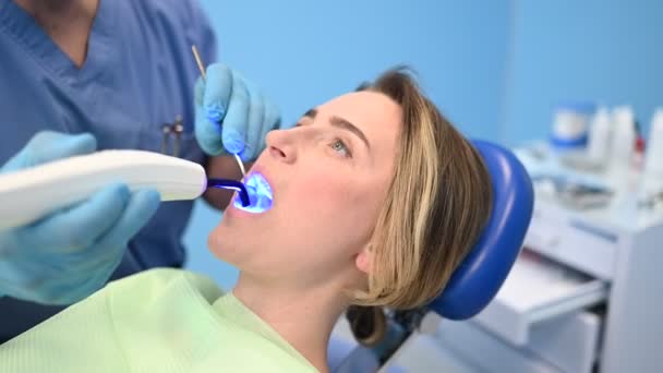 Medico Odontoiatra Che Utilizza Apparecchiature Leggere Cura Dentale Riempire Dopo — Video Stock