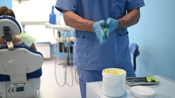 Médico Dentista Uniforme Azul Médico Hace Yeso Material Silicona Fundido — Vídeo de stock