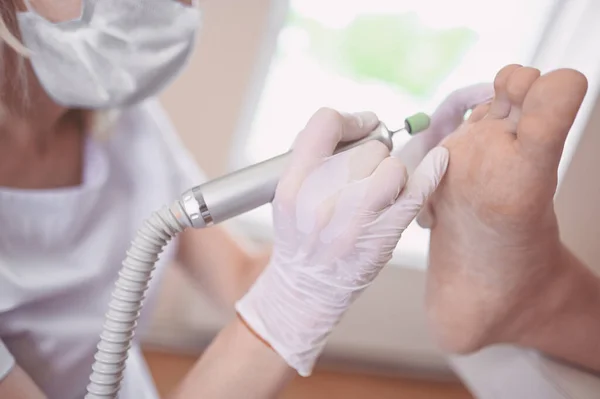 Podólogo Médico Usando Equipamentos Moagem Fazer Polimento Procedimento Para Pedicure — Fotografia de Stock