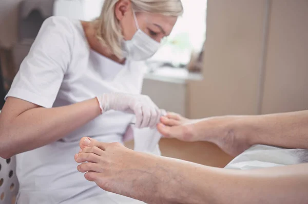 Pedicurista Haciendo Procedimiento Pedicura Médica Profesional Salón Belleza Con Instrumento — Foto de Stock