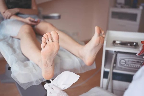 Podiatrist Lekarz Pomocą Sprzętu Szlifierskiego Czyniąc Zabieg Polerowania Stóp Pedicure — Zdjęcie stockowe