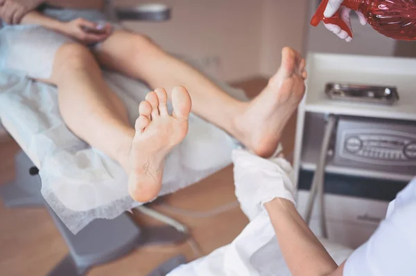 Podiatrist Lekarz Pomocą Sprzętu Szlifierskiego Czyniąc Zabieg Polerowania Stóp Pedicure — Zdjęcie stockowe