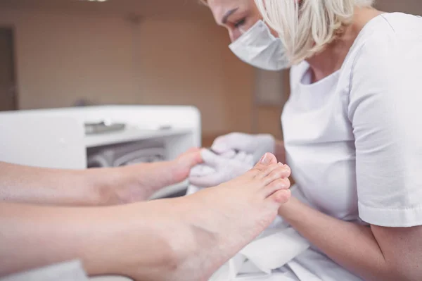 Pedicurist Robi Profesjonalny Zabieg Pedicure Medyczny Salonie Piękności Specjalnym Instrumentem — Zdjęcie stockowe