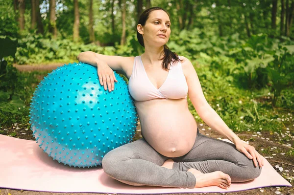 Hermosa Joven Embarazada Haciendo Ejercicio Con Pilates Fitness Bola Azul — Foto de Stock