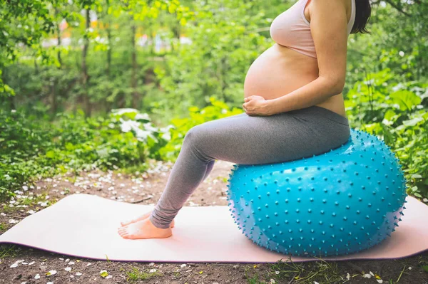 Mulher Grávida Bonita Fazendo Exercício Com Pilates Fitness Bola Azul — Fotografia de Stock