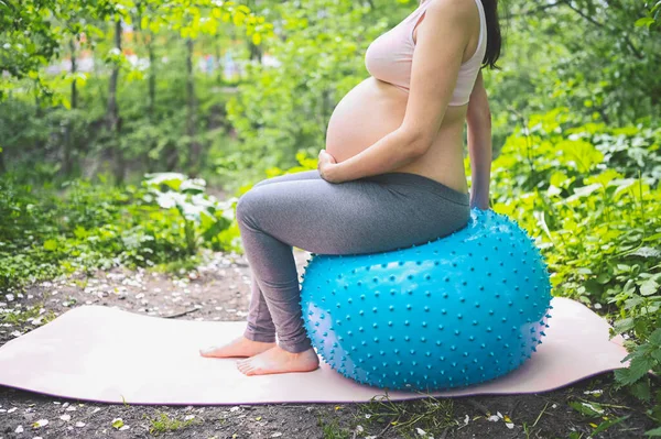 Hermosa Joven Embarazada Haciendo Ejercicio Con Pilates Fitness Bola Azul — Foto de Stock