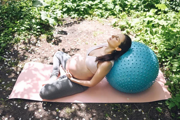 Hermosa Joven Embarazada Haciendo Ejercicio Con Pilates Fitness Bola Azul — Foto de Stock