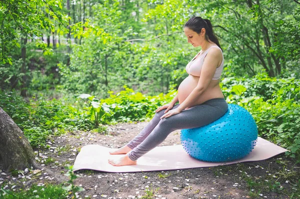 Hermosa Joven Embarazada Haciendo Ejercicio Con Pilates Fitness Bola Azul — Foto de Stock