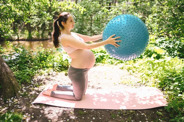 Hermosa Joven Embarazada Haciendo Ejercicio Yoga Con Pilates Fitness Pelota — Foto de Stock