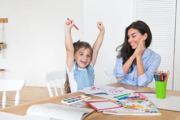 Lachende Moeder Dochter Bereiden Zich Voor Lessen Tekent Aan Tafel — Stockfoto