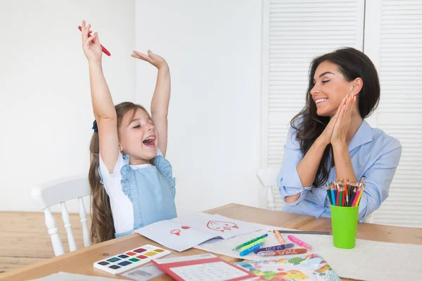 Tersenyum Ibu Dan Anak Mempersiapkan Diri Untuk Pelajaran Dan Menarik — Stok Foto