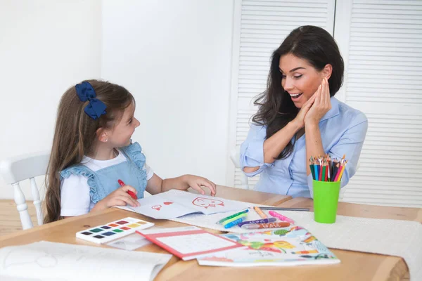 Lächelnde Mutter Und Tochter Bereiten Sich Auf Den Unterricht Vor — Stockfoto