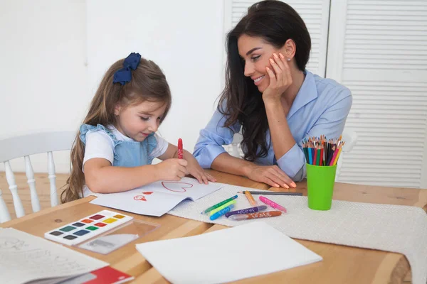 Χαμογελαστή Μητέρα Και Κόρη Προετοιμάζονται Για Μαθήματα Και Ζωγραφίζουν Στο — Φωτογραφία Αρχείου